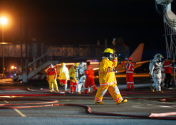 Scontro tra due aerei a New York: 93 passeggeri a bordo, attimi di panico sulla pista