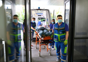 Pronto soccorso nel caos: l’attesa lo manda fuori controllo, intervengono i carabinieri