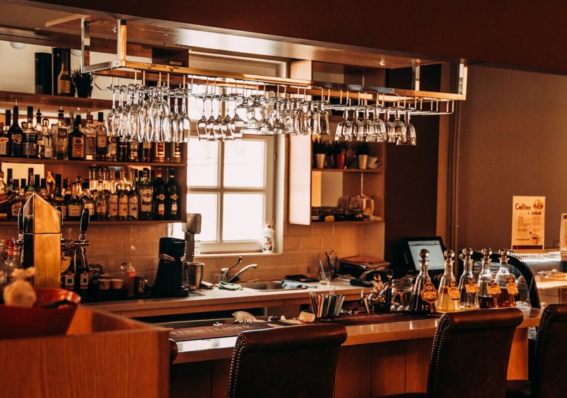 Accoltellamento in un bar: 44enne ferito gravemente alla gola, è caccia all’aggressore