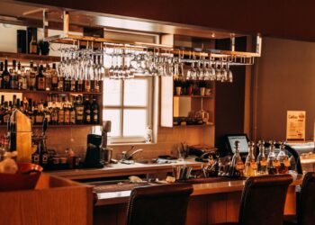 Accoltellamento in un bar: 44enne ferito gravemente alla gola, è caccia all’aggressore