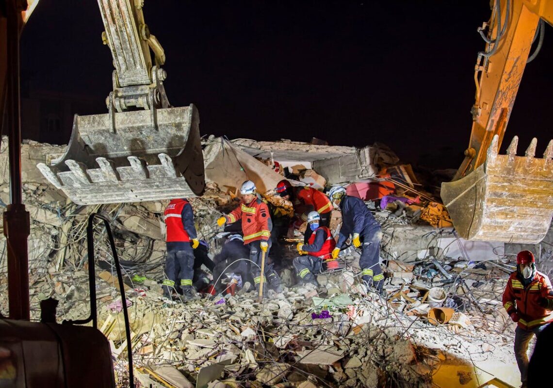 Terremoto devastante di magnitudo 6.9: oltre 60 morti e centinaia i feriti, crolli e blackout ovunque