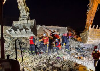 Terremoto devastante di magnitudo 6.9: oltre 60 morti e centinaia i feriti, crolli e blackout ovunque