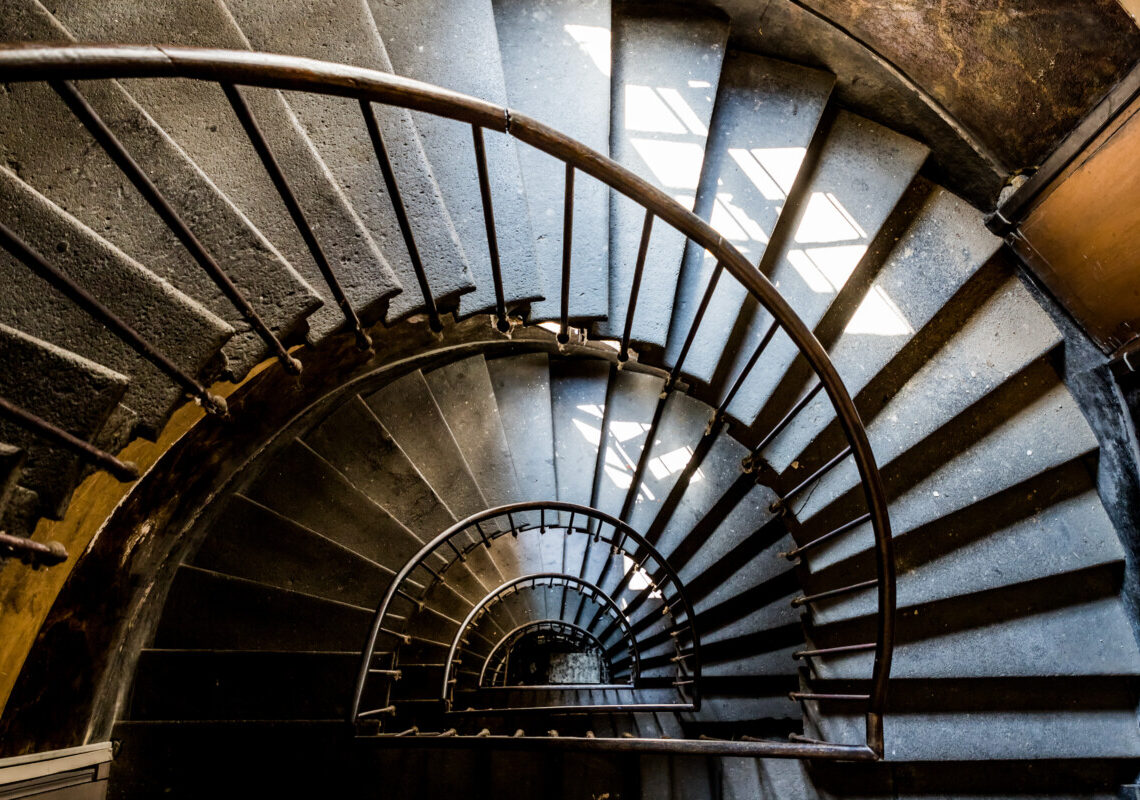 Inciampa per le scale e precipita per 4 piani: la vacanza si trasforma in incubo