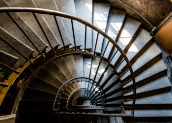 Inciampa per le scale e precipita per 4 piani: la vacanza si trasforma in incubo