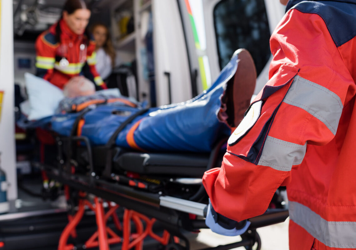 Auto travolge dieci persone tra pedoni e ciclisti: arrestato un uomo di 35 anni