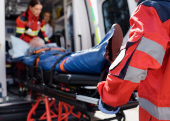 Auto travolge dieci persone tra pedoni e ciclisti: arrestato un uomo di 35 anni