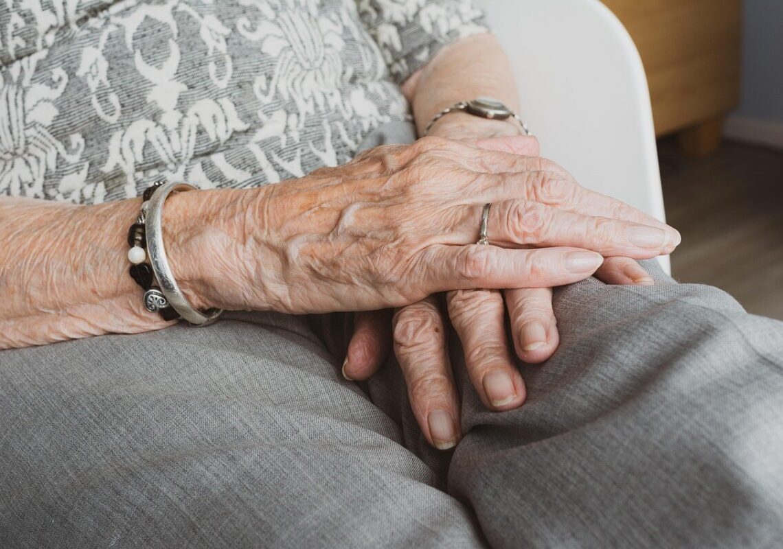 Mantova, si traveste da madre morta per incassarne la pensione: scoperto dopo anni