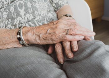 Mantova, si traveste da madre morta per incassarne la pensione: scoperto dopo anni