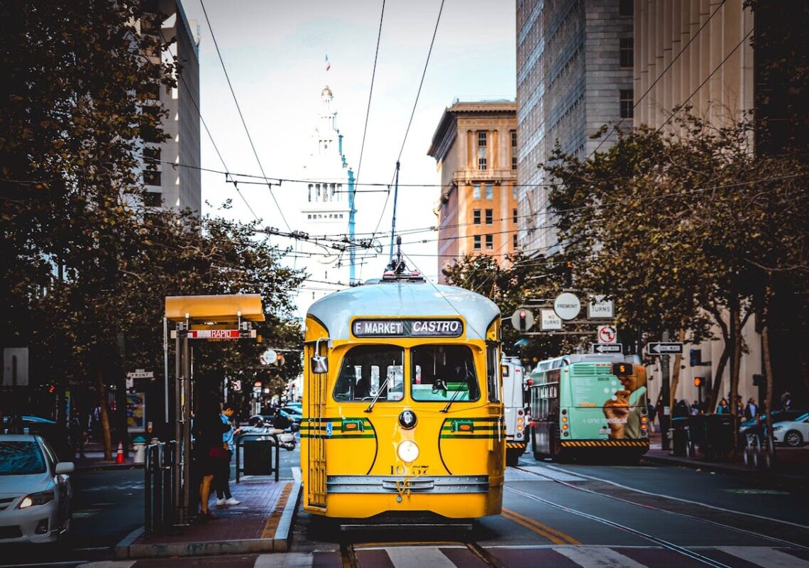 Colpo di sonno sul tram affollato: oltre 50 passeggeri sbalzati mentre il mezzo accelera a 80 km/h