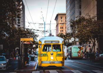 Colpo di sonno sul tram affollato: oltre 50 passeggeri sbalzati mentre il mezzo accelera a 80 km/h