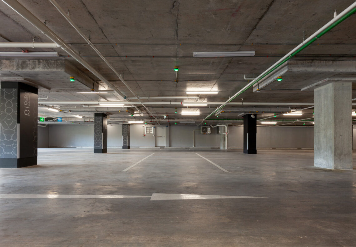 Sbaglia manovra e finisce con l’auto sospesa nel vuoto: paura in un garage a Milano