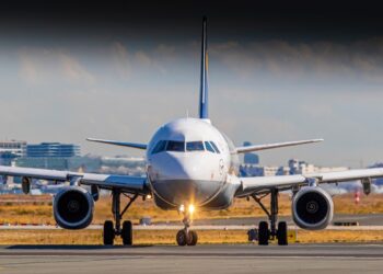 Aereo colpisce autocisterna sulla pista: paura tra i passeggeri a Edimburgo