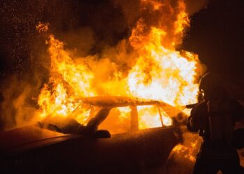 Gli presta l’auto, lui la usa per un furto e poi gliela brucia: la storia assurda dal Milanese