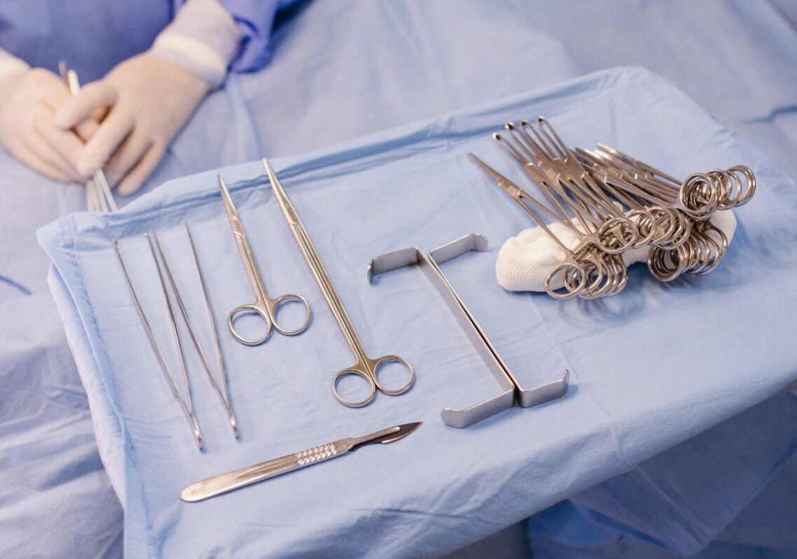 Choc in sala operatoria: dimenticano una pinza nel suo addome, lo scopre dopo 5 mesi