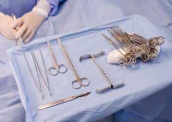 Choc in sala operatoria: dimenticano una pinza nel suo addome, lo scopre dopo 5 mesi