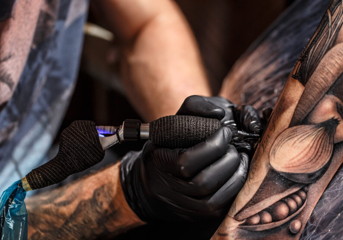 Tatuaggi, scatta la stretta dello Stato: nuove regole per clienti e tatuatori