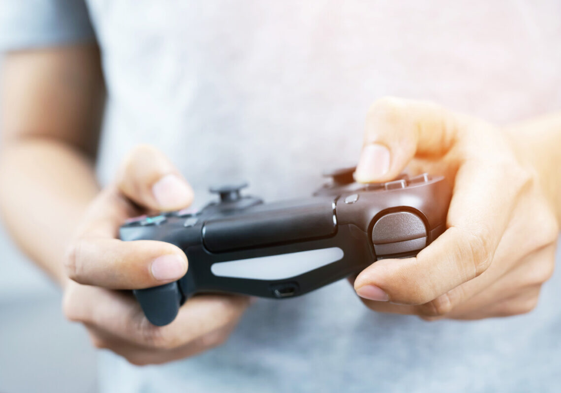 Bambino di 11 anni uccide il padre nel sonno: “Gli aveva confiscato la console”