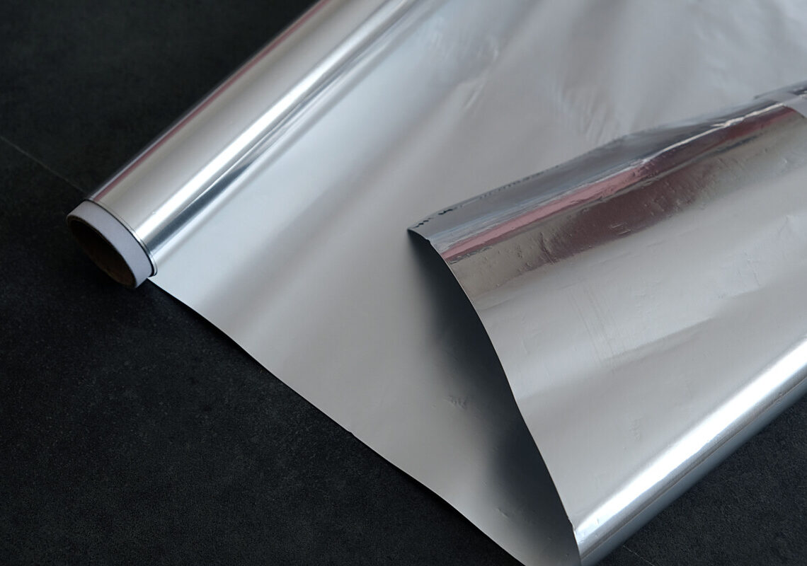 Carta d’alluminio a rischio: perché non andrebbe usata con certi alimenti