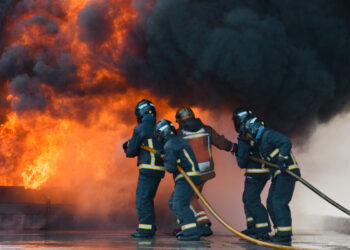 Paura sulle Alpi francesi: incendio in una struttura turistica, evacuate oltre 260 persone
