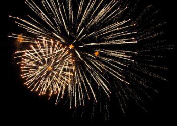 Napoli, perde tre dita con un petardo e torna a festeggiare: 24enne finisce due volte al pronto soccorso