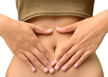 Infiammazione cronica: i cibi che la causano e quelli che aiutano a spegnerla