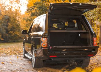 Incinta di otto mesi chiusa nel bagagliaio dal marito: salvata grazie alla famiglia