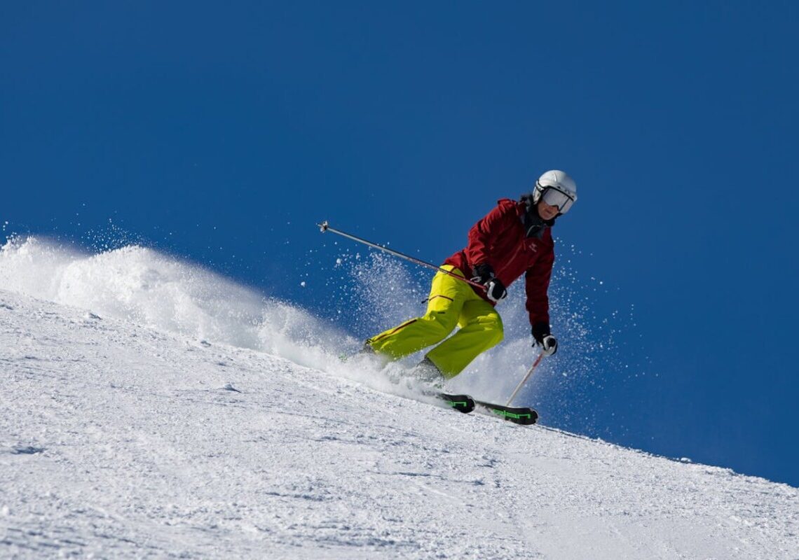 Impatto devastante contro un albero: casco sbalzato a 7 metri, giovane sciatore perde la vita