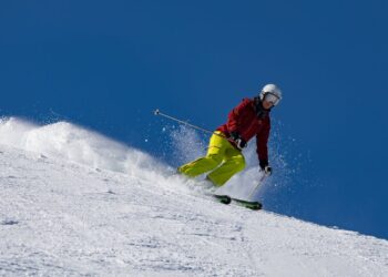 Impatto devastante contro un albero: casco sbalzato a 7 metri, giovane sciatore perde la vita