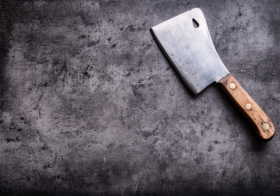 Aggredisce la nuora a colpi di mannaia dopo la scuola dei nipoti: arrestato 85enne