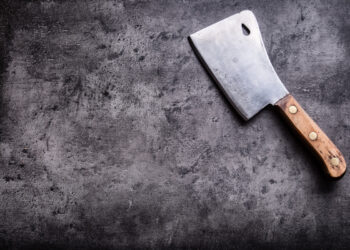 Aggredisce la nuora a colpi di mannaia dopo la scuola dei nipoti: arrestato 85enne