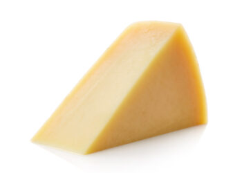 Mangia le punte del Parmigiano al supermercato: pensionato scoperto dopo settimane