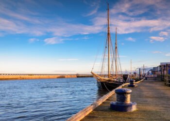 Aggredisce la madre e si getta in mare: trovato morto 20enne nel porto