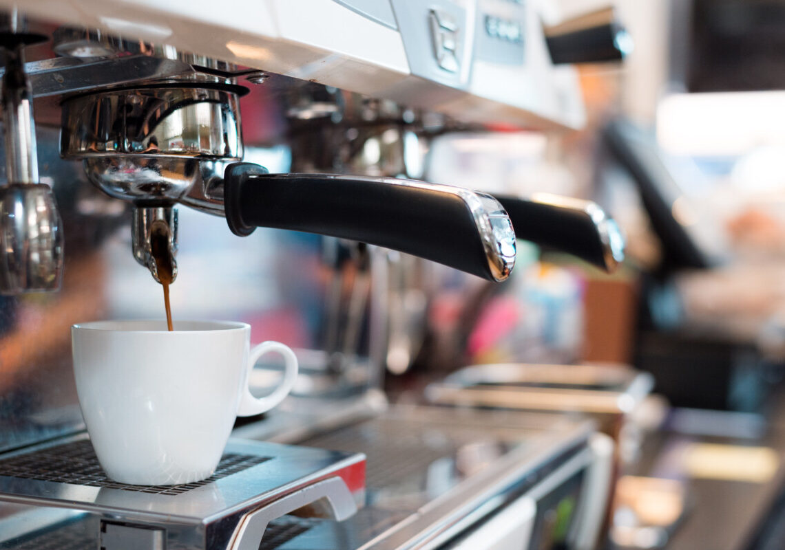 Tenta la rapina con un coltello, ma il barista lo mette ko