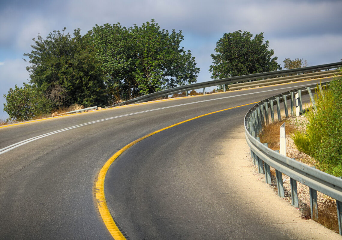 Camion vola giù per centinaia di metri: tragedia improvvisa sulla strada