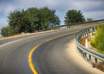 Camion vola giù per centinaia di metri: tragedia improvvisa sulla strada