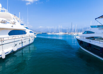 Incidente choc a Livorno: pilotina si ribalta dopo l’impatto con uno yacht di 61 metri