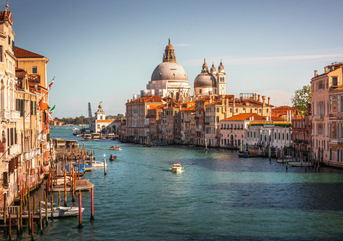 Attimi di tensione a Venezia: furgone carico finisce in acqua