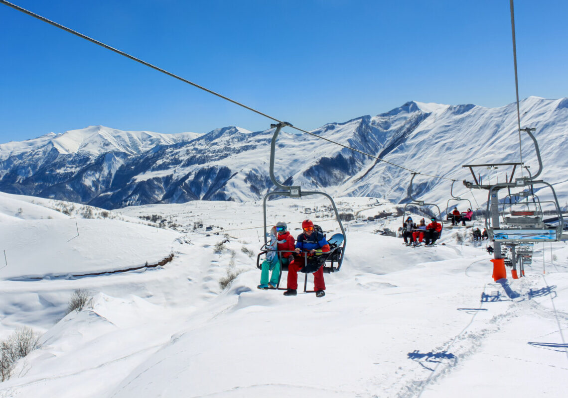 Tragedia improvvisa in montagna: resta appesa alla seggiovia e muore