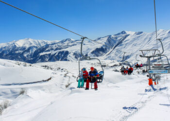 Tragedia improvvisa in montagna: resta appesa alla seggiovia e muore