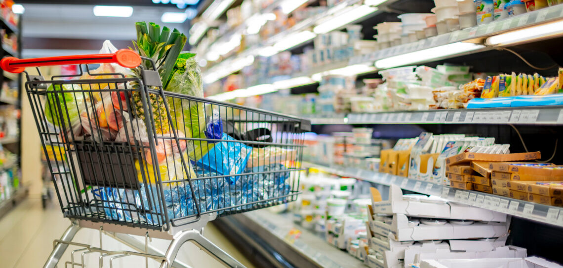 Supermercato nel panico: uomo tenta di rapire una bimba davanti ai genitori