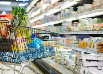 Supermercato nel panico: uomo tenta di rapire una bimba davanti ai genitori