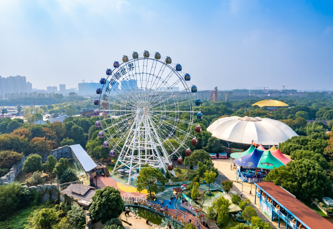 Giostra crolla durante il funzionamento: tragedia in un luna park