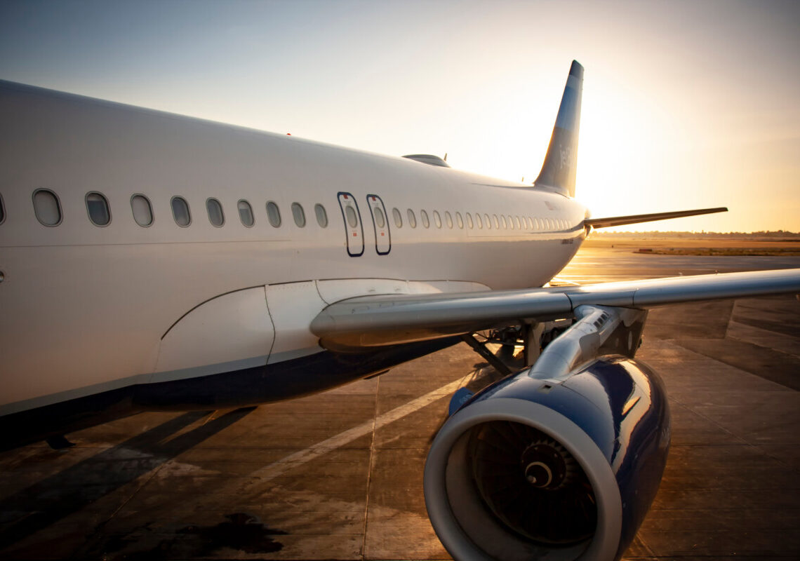 Sale sul tetto di un aereo e blocca tutto: caos all’aeroporto di Valencia