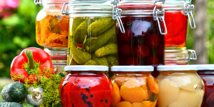 Botulismo alimentare: quali cibi sono più a rischio e come riconoscere i sintomi