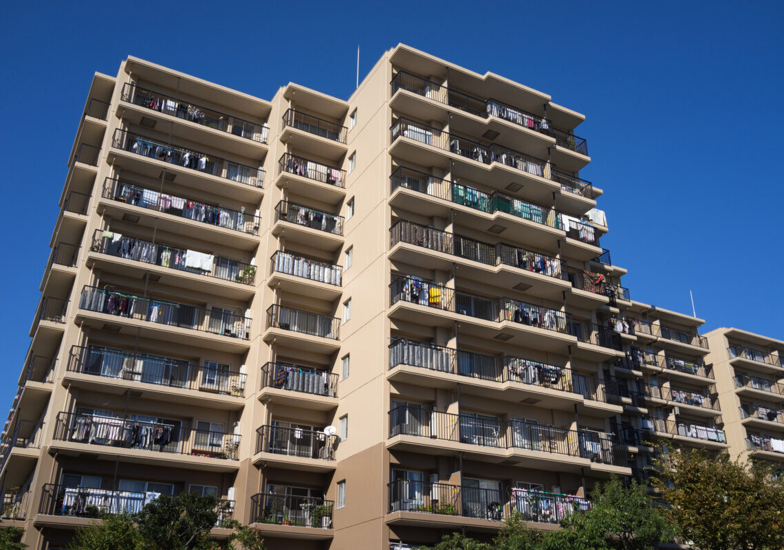 Tragedia improvvisa: cade dal quarto piano, la città sotto choc