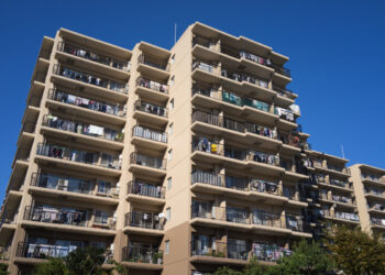 Tragedia improvvisa: cade dal quarto piano, la città sotto choc