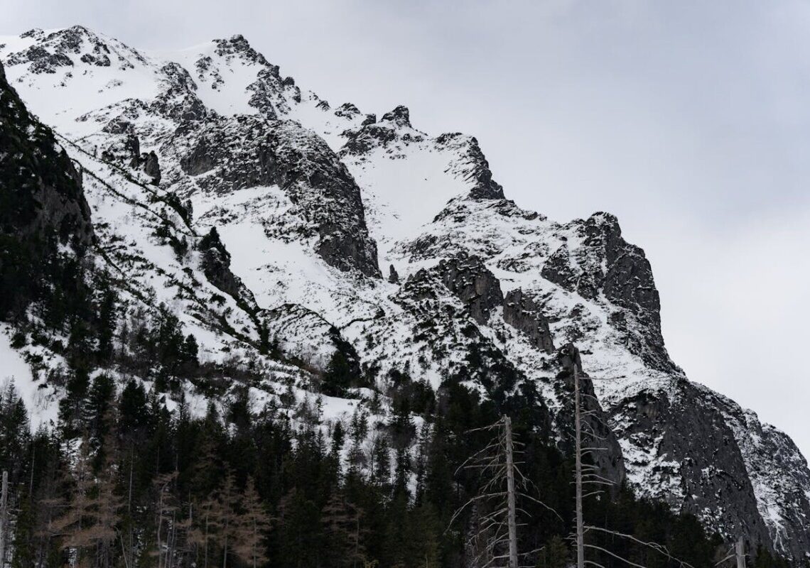 Escursione da incubo: padre e figlio bloccati in un canalone innevato