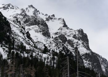 Escursione da incubo: padre e figlio bloccati in un canalone innevato