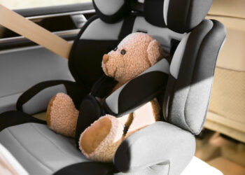 Tenta di rapire un bambino dal seggiolino dell’auto: panico nel parcheggio del supermercato