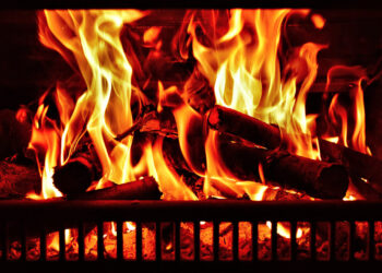 Tragedia nel silenzio: muore nel camino senza che nessuno se ne accorga